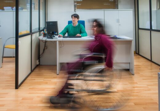 Unha mostra fotográfica que visibiliza o emprego das persoas con discapacidade recala na Pobra